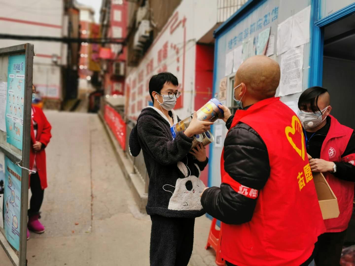 湖北-荊門公交集團-寧飛（社區(qū)義工服務，幫居民買奶粉）.jpg