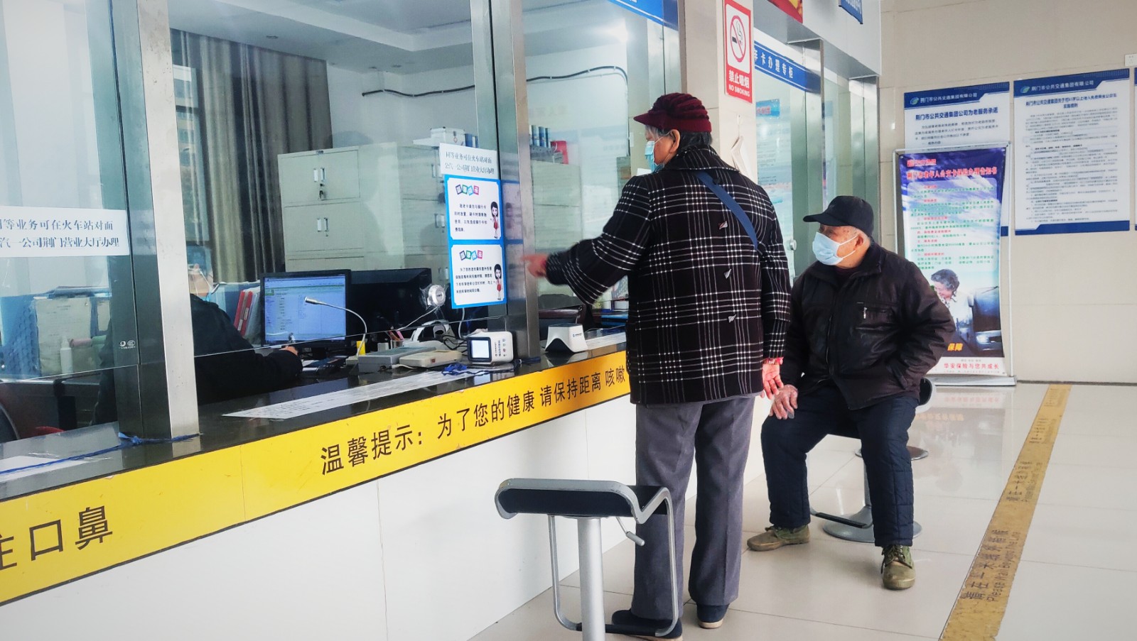 敬老卡業(yè)務(wù)升級后，老年顧客辦卡時(shí)，與窗口工作人員親切交談.jpg