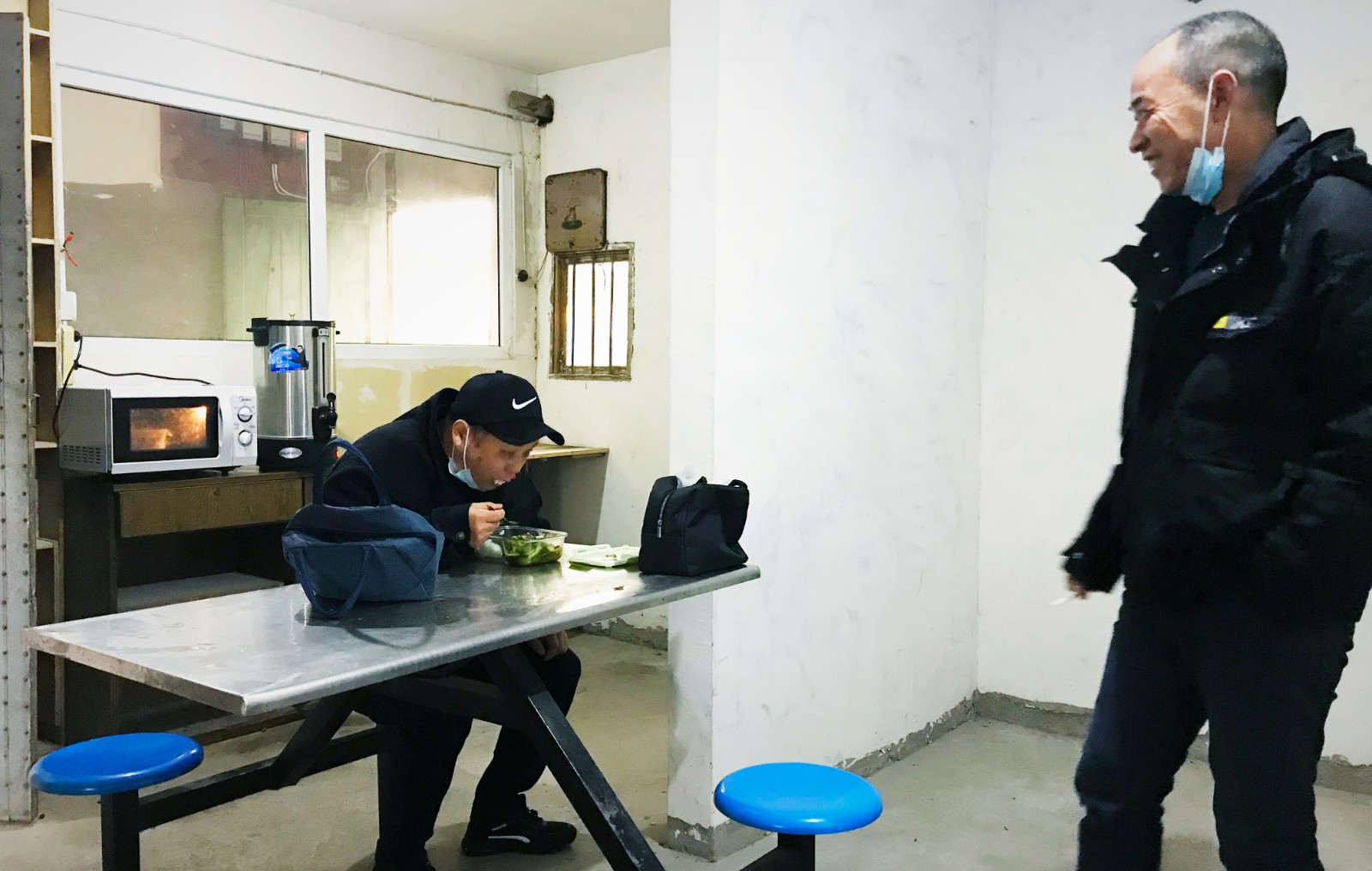 10月份，公司新租建駕駛員休息室之一，駕駛員在休息室內(nèi)愉悅休息與交談.jpg